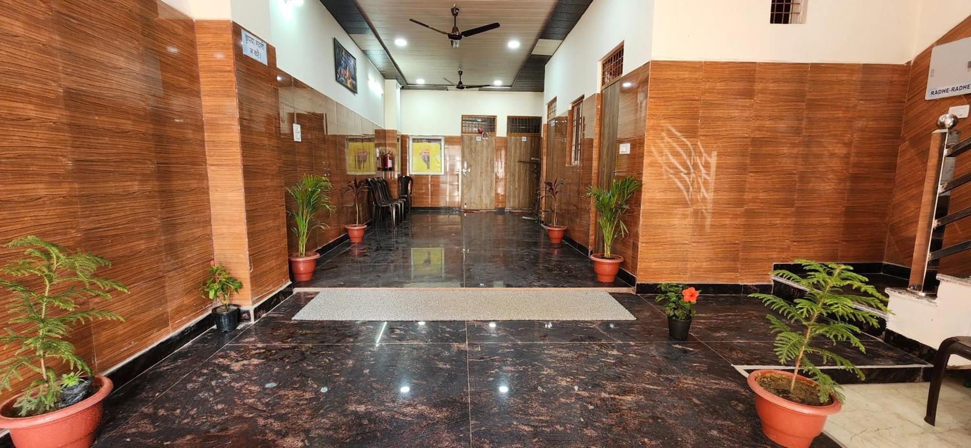 Hotel Shree Radha Rani Dham, Near Iskcon And Prem Mandir Vrindāvan Exterior foto
